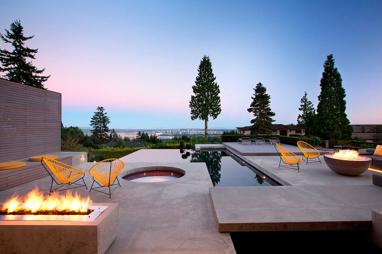 terrasse-moderne béton piscine bain à remous chaises design foyer rond